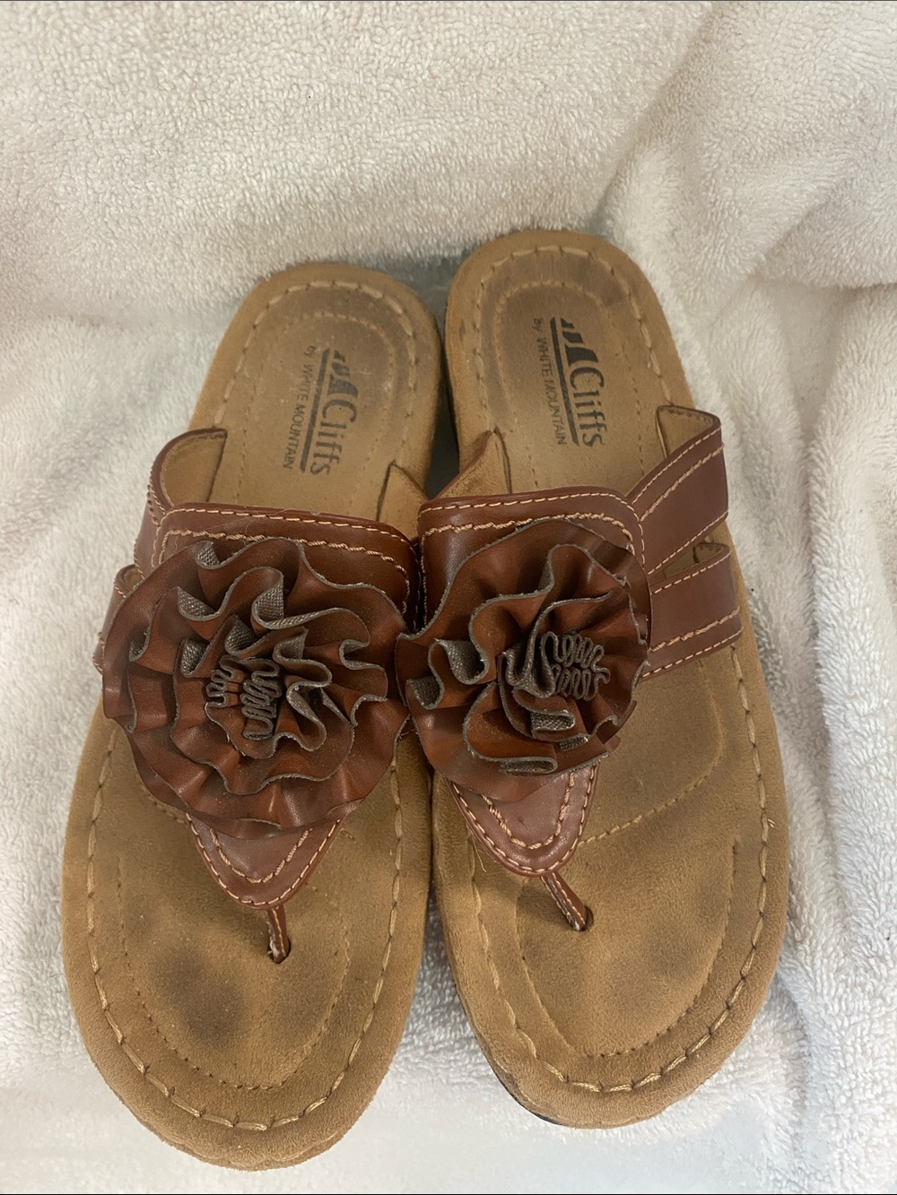 Cliffs by WHITE MOUNTAIN Brown Floral Leather Thong Sandals